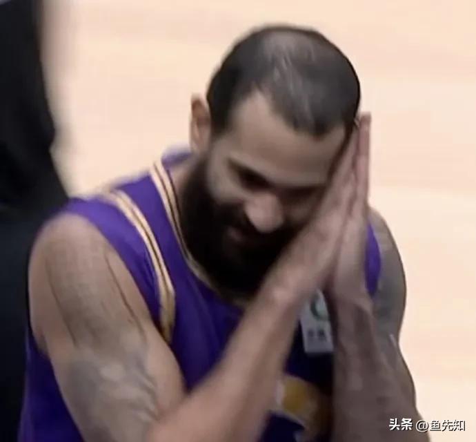 看来，晚安这手势真有点说法啊，谁比谁被绝杀。去年季后赛徐杰比晚安被哈维绝杀，今晚