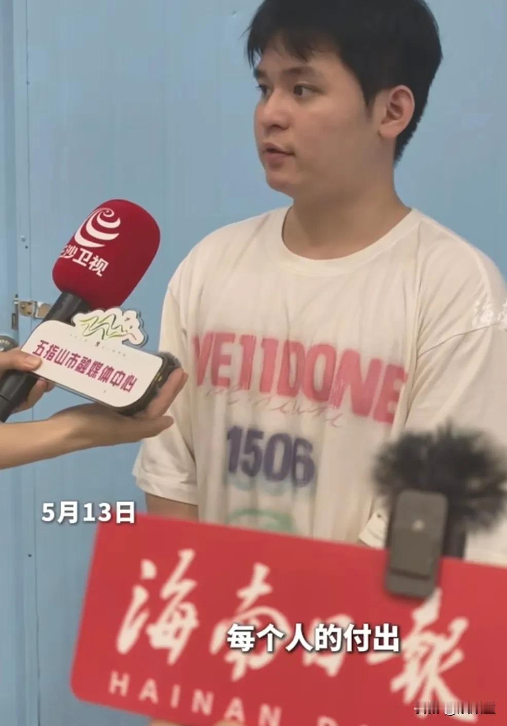 赢了真好！国乒伦敦世乒赛夺冠后，林诗栋回海南得到盛大的欢迎！
林诗栋接受采访也不