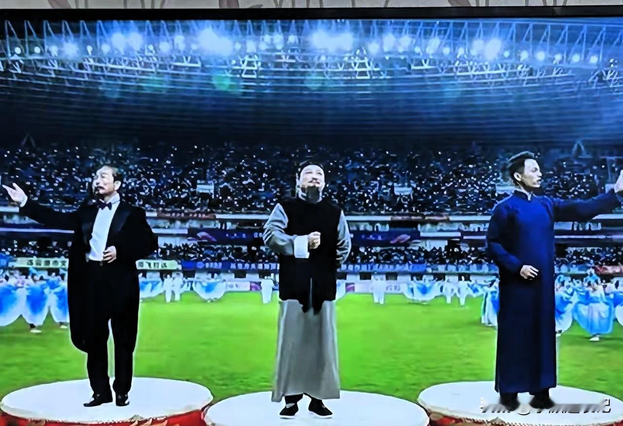 苏超连云港主场的开幕式，直接把氛围感拉满，开场表演太震撼了！
 
舞台上，三位扮