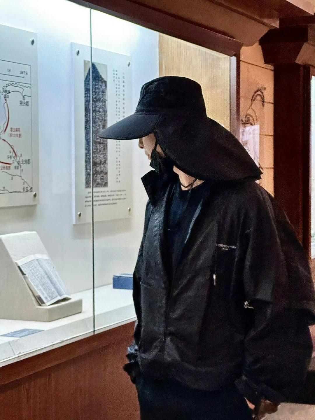 张艺兴图书馆live图  图书馆成了张艺兴的灵感宝库，他在这里汲取着知识的养分，