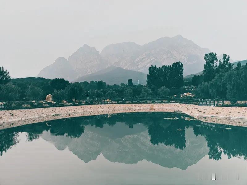 下联：山上为山山叠山。山水相对，叠对溶，对仗工整好对联哦！