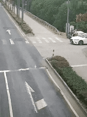这一看就是白车的责任。