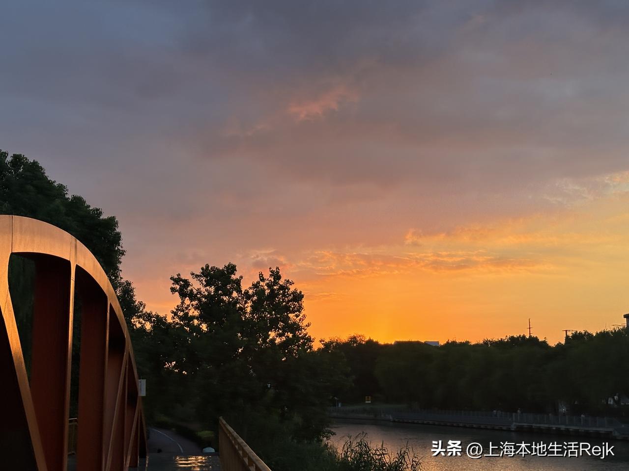 看到上海成年人吸烟率压到18.6%这个数据，突然觉得这十年的控烟真的不是贴贴标语