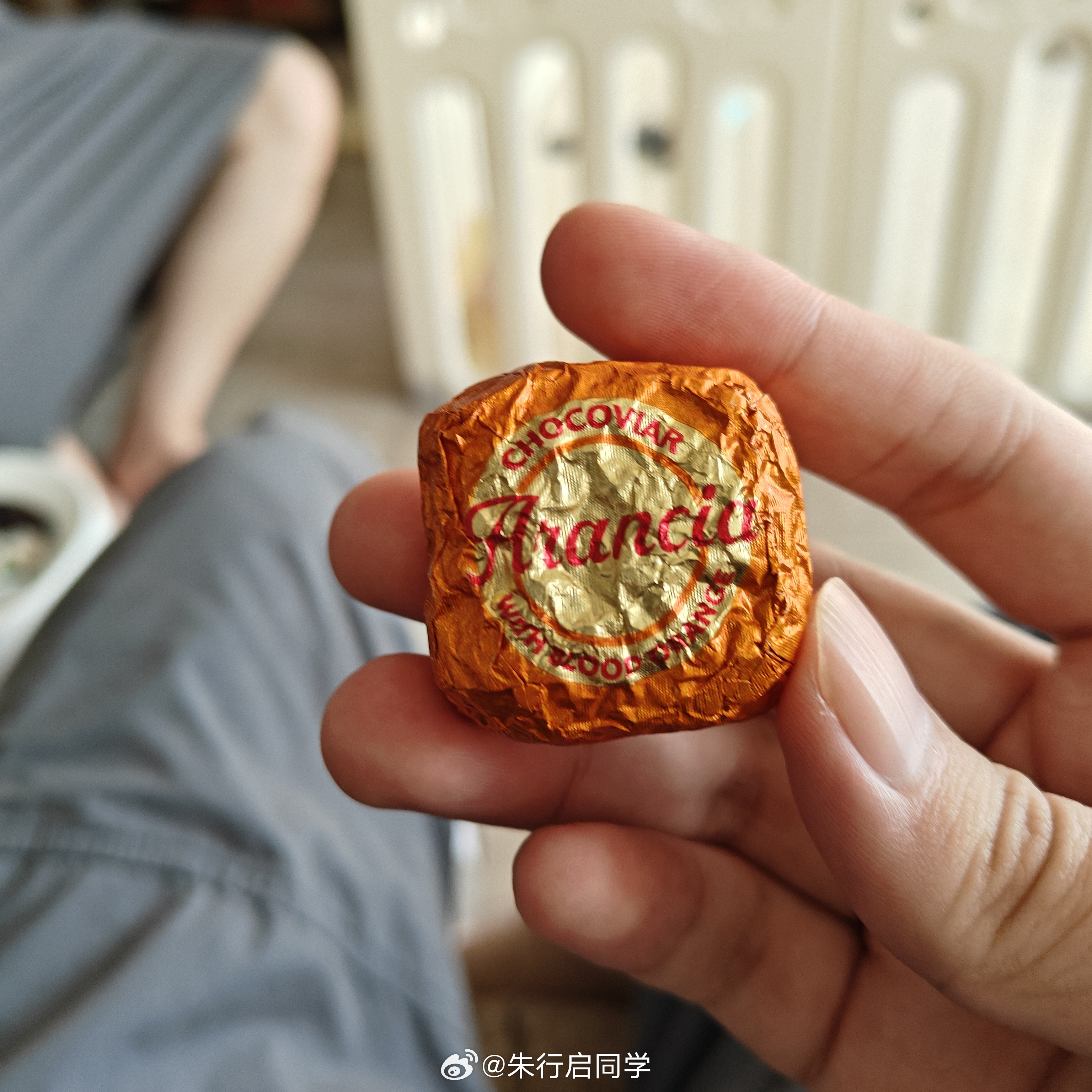 吃到了一颗鱼子酱巧克力听说是它在意大利是按颗来卖的内馅是橙子和鱼子酱混合其实感觉