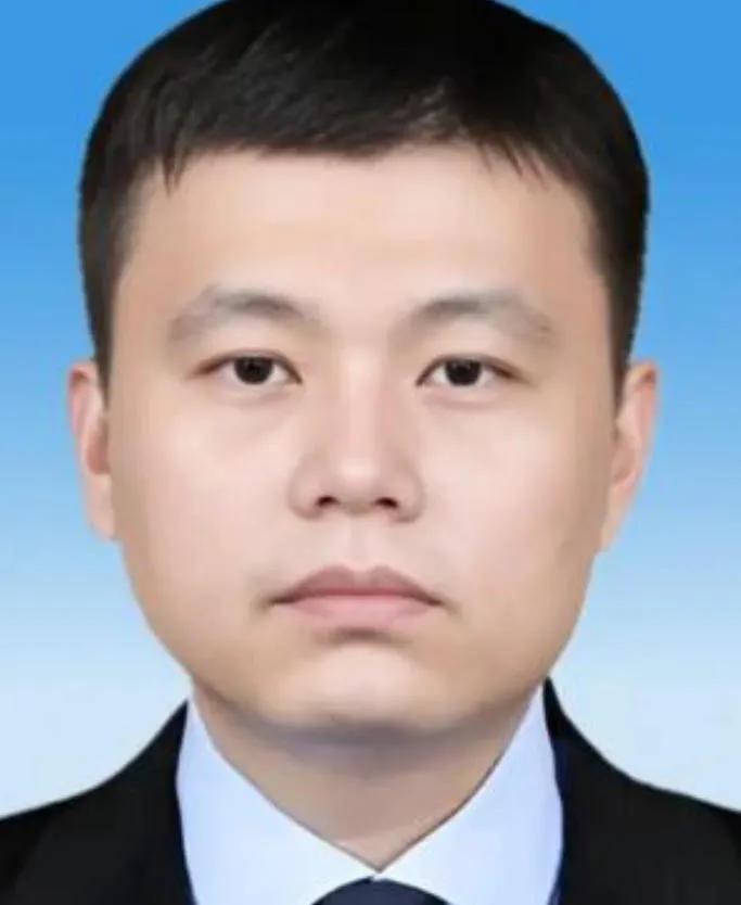 2006年，广东顺德海关的一名普通公务员晚上回到家，悄悄对妻子说：“老婆，我的银