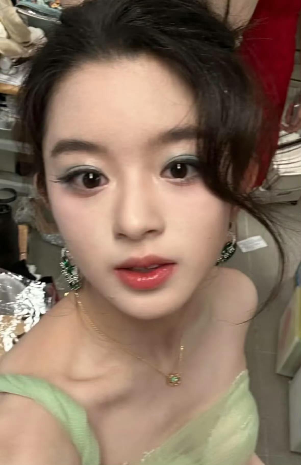 如果我是黄杨钿甜，
我可能都不会再提上次耳环的事情。
毕竟这事当时引起了不小的轰