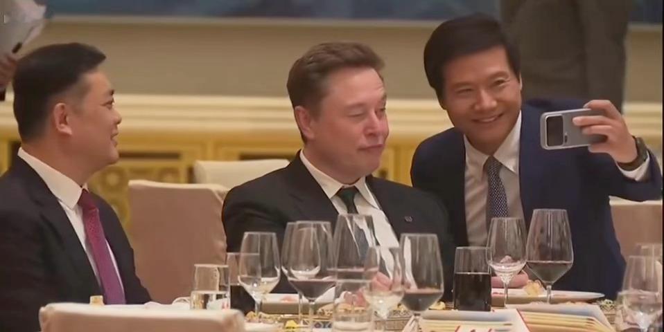 雷军找马斯克合影 马斯克这个wink给我笑的🆘 