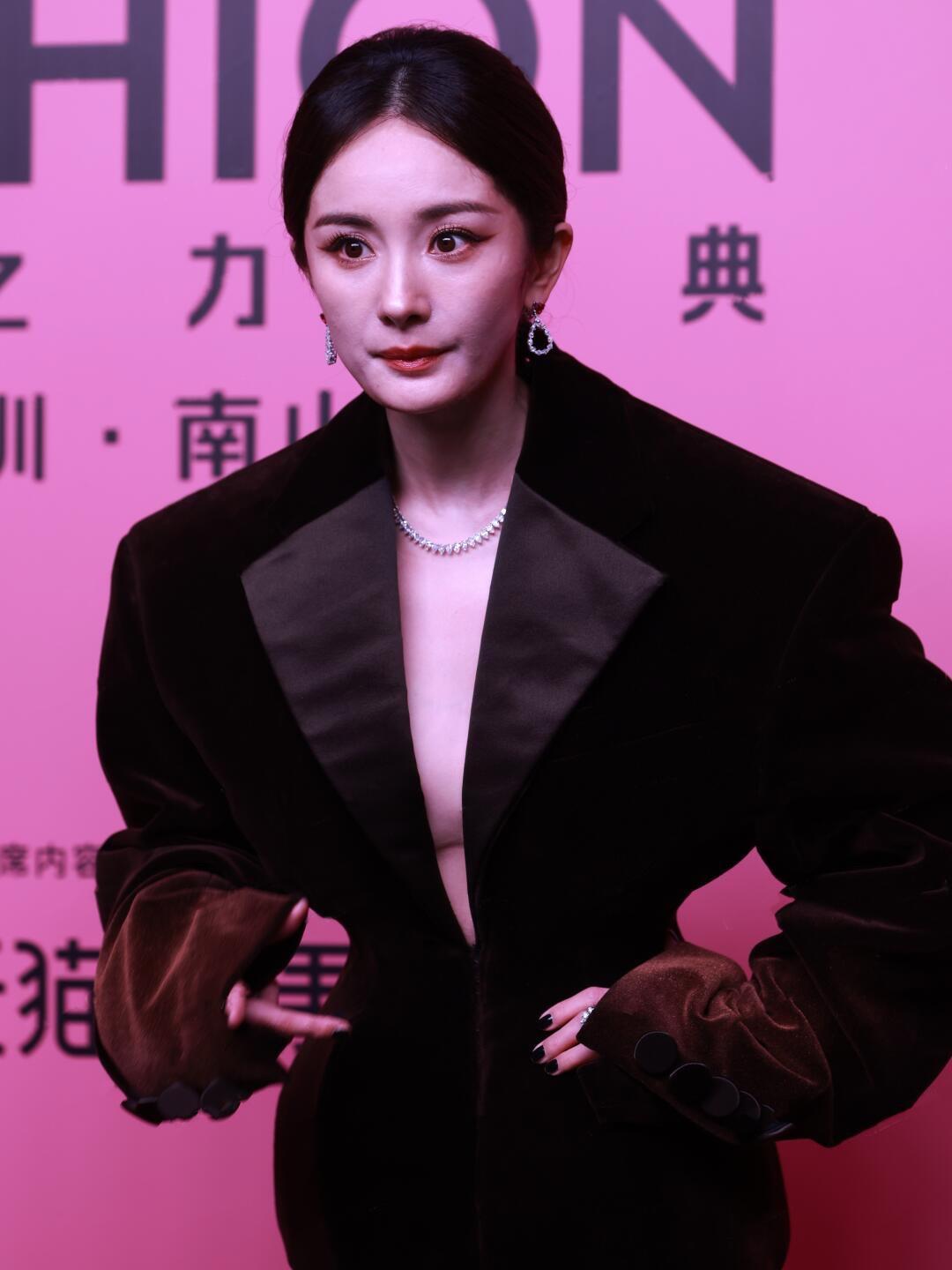 杨幂很喜欢穿红底高跟鞋哈！杨幂 杨幂穿搭