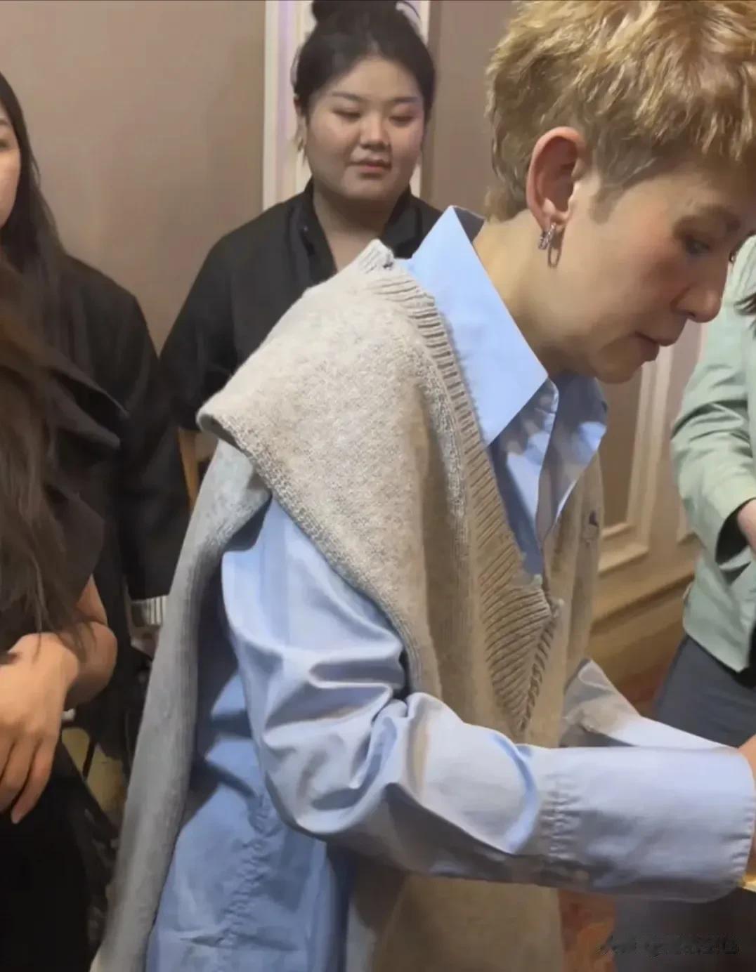其实吴君如一点都不丑，甚至说很漂亮，因为她一直以来的喜剧形象真的太深入人心了，以