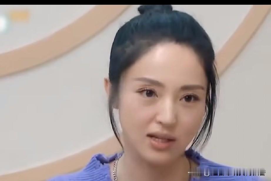 刚才在网上看到一个评论，称董璇为“董混子”，原因是她多年来从没有拿过一个奖项，却