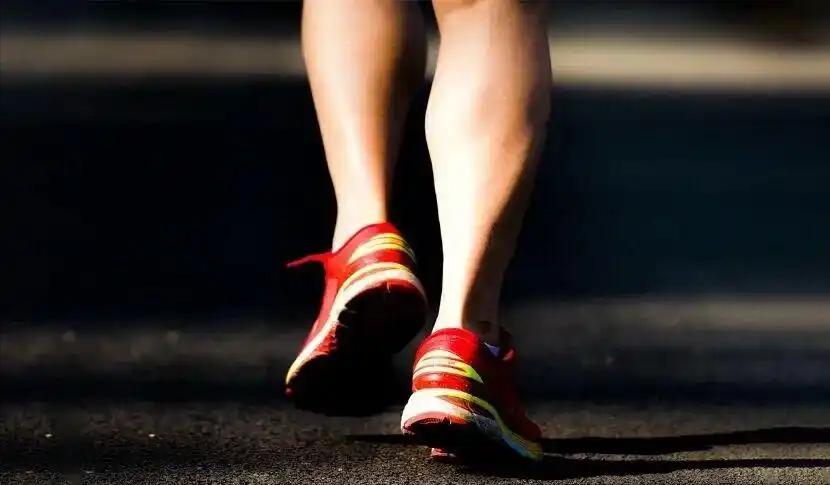 别再硬凑一万步了！研究发现：每天走够这个步数，既延寿又不伤膝

你是不是也听说过