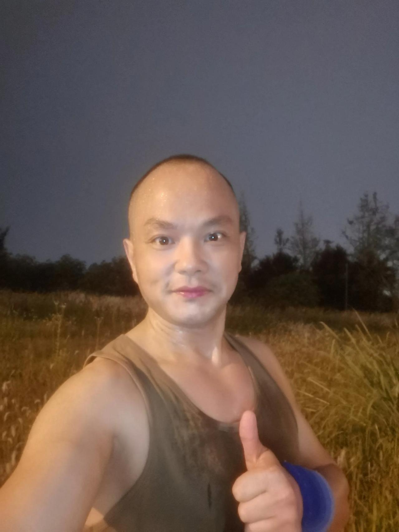 能选择正确方向和道路的人很多，但能一如既往坚持走下去的人却很少，人的成败不仅仅在