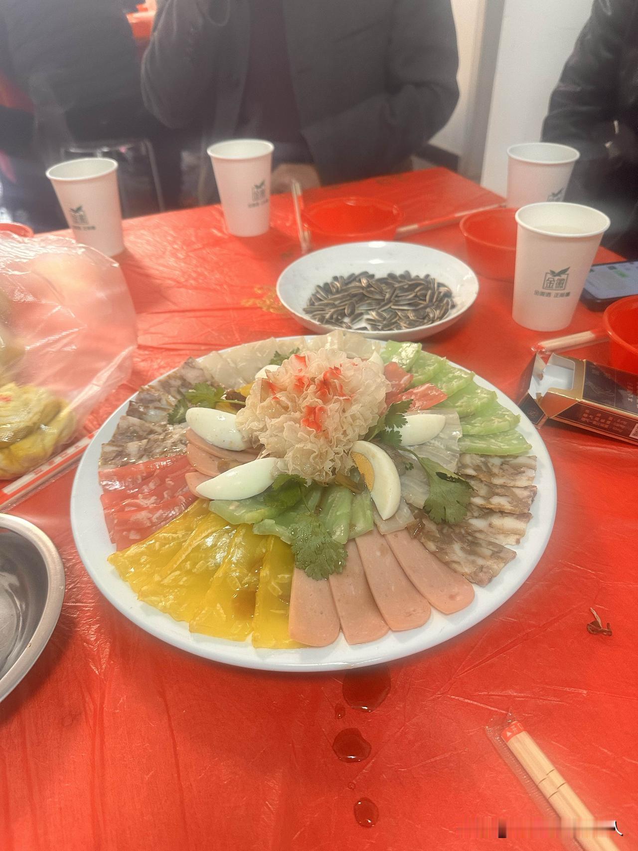 现在甘肃省的农村都有专门酒席用的帐篷，里面冬暖夏凉。红事白事都用，没有那么多规矩