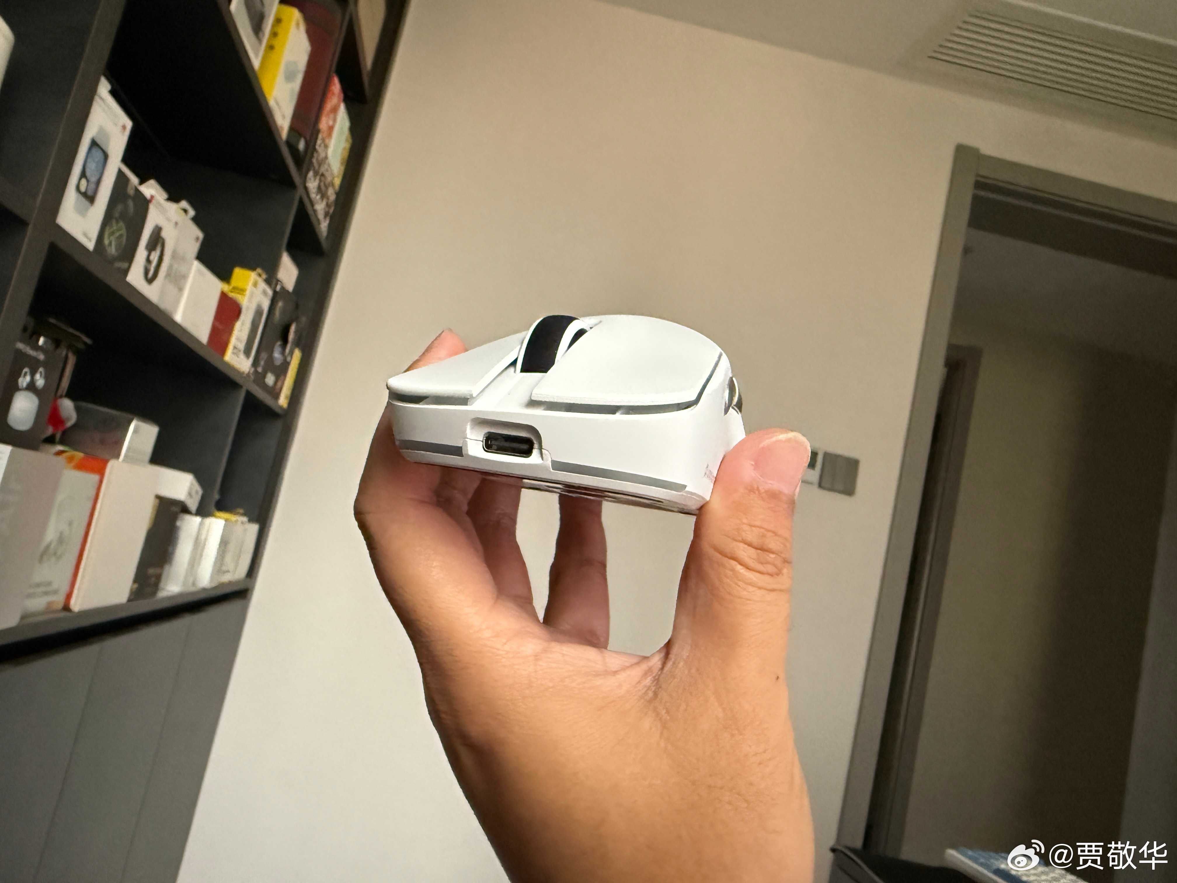 刚才给蓝牙鼠标充电，发现快充头无法给设备充电，吓得我以为鼠标坏掉了。换了一个5V