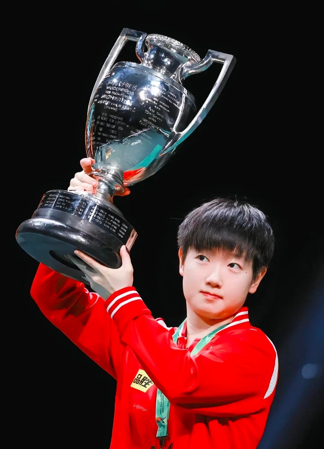 高歌猛进所向披靡，孙颖莎4：2战胜王曼昱，勇夺冠军。
继4：1战胜陈熠进入新加坡