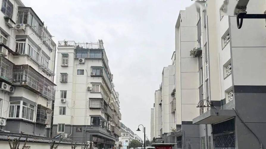 我儿媳跟我商量让我卖了现在这个房子，再添点钱在他们小区买一套，住一起也能方便他们