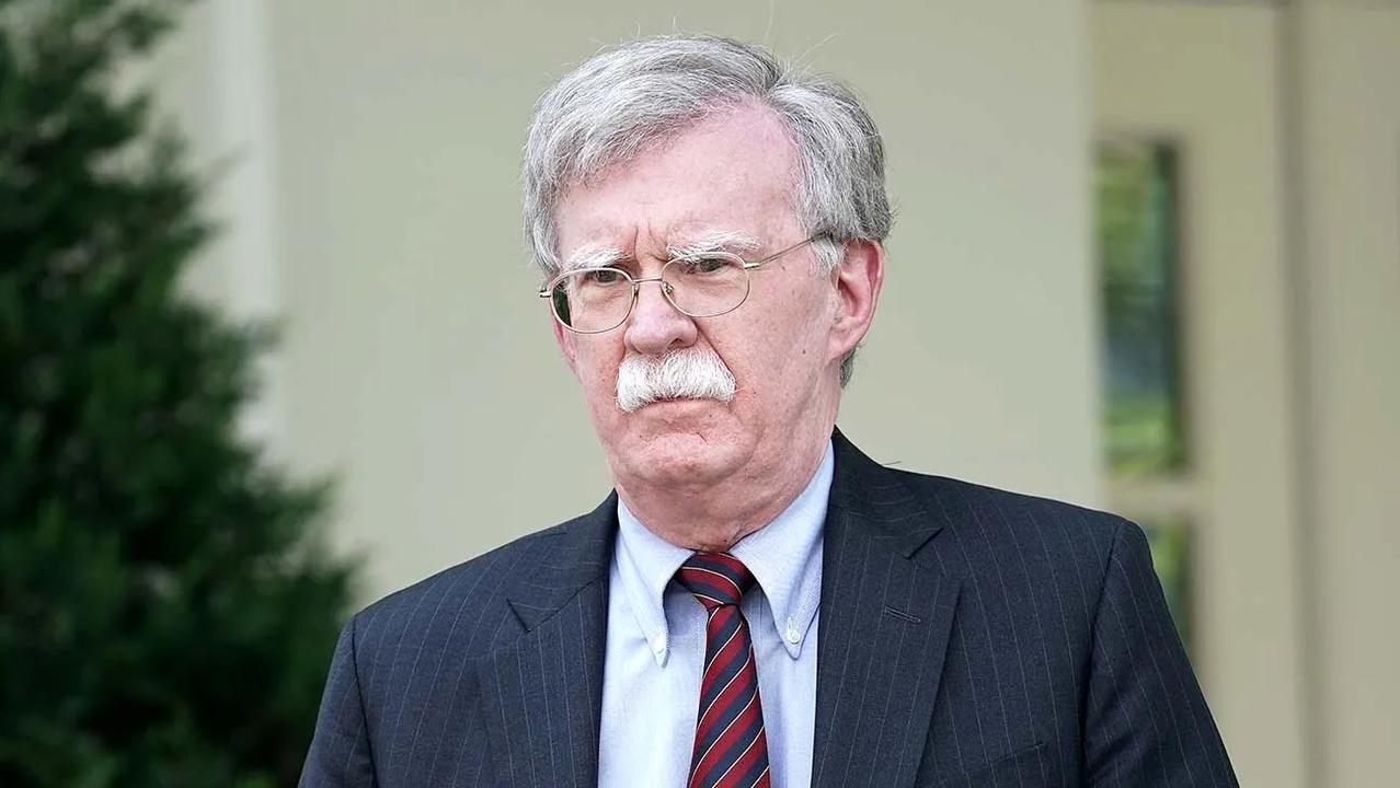美国联邦调查局在八月二十二日清晨七点突袭了前国家安全顾问约翰·博尔顿位于马里兰州