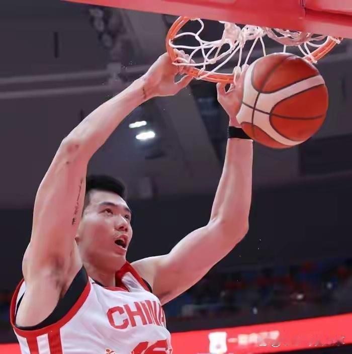 大胆建议，中国男篮对阵黎巴嫩男篮时更换三人，取胜概率将极大提升。

首先，焦伯乔