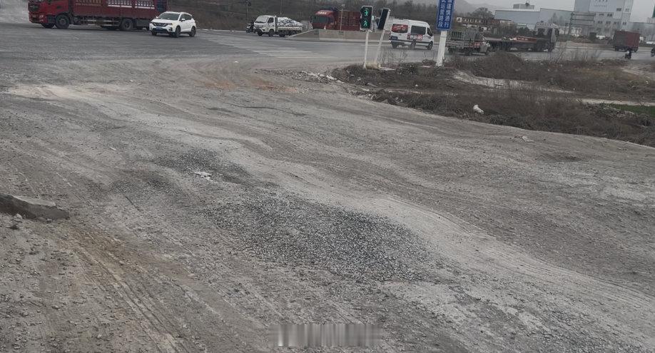 荥阳一县道路口摆烂多年【荥阳一县道路口“摆烂”多年，群众@ 市长多日未获回应】“