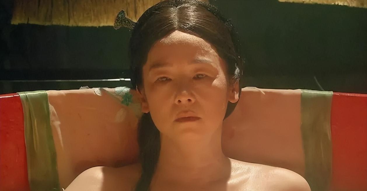 慈禧每次洗澡后，只留李莲英1人伺候。而房间里不时传出喊痛，一位小宫女偷掀帘子，羞