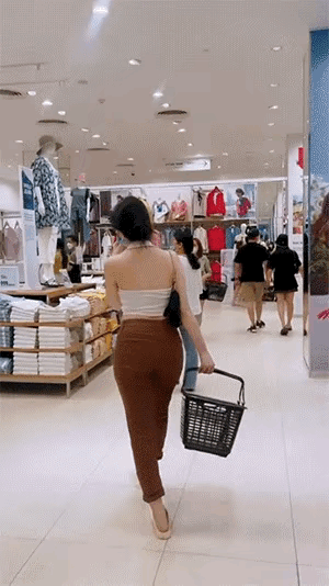 图一：妹子这是实现了购物自由，开开心心的提着篮子去购物吗？
图二：已经没有办法拦