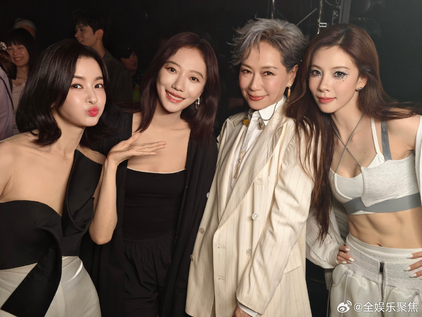 宋妍霏很开心能陪姐姐们一起毕业乘风2026 收官毕业时刻，感恩相遇，开心一路陪着
