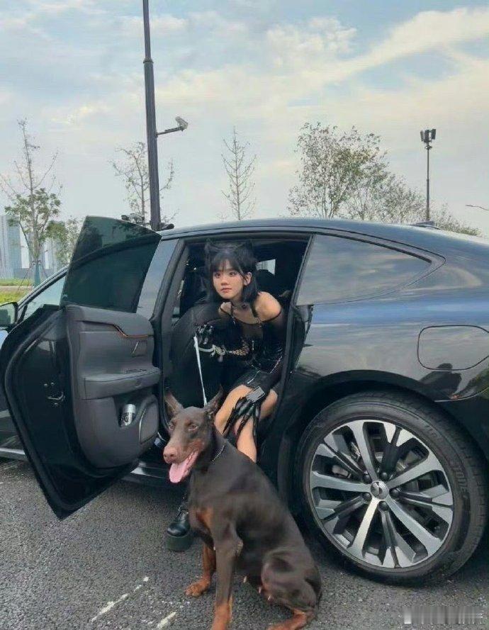 井川里予突然的风格变化，[思考]  网友有的夸有的喷，你觉得呢这种风格[并不简单