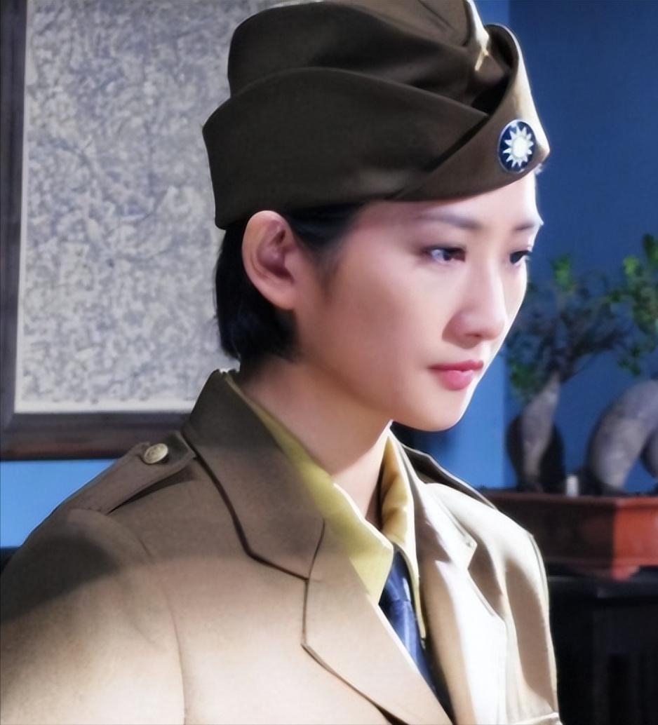 [微风]1938年，41岁戴笠借口加班，把秘书余淑衡，带到了卧房。戴笠递给她一杯