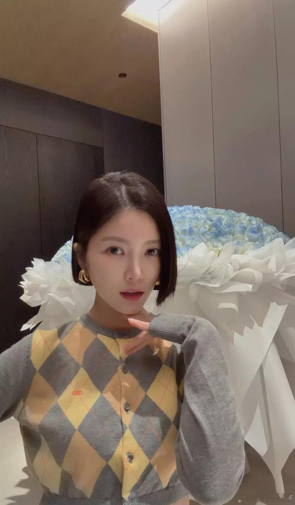 分享娱乐王灿短发造型衬得眉眼精致 杜淳情人节赠大束玫瑰爱意满满 