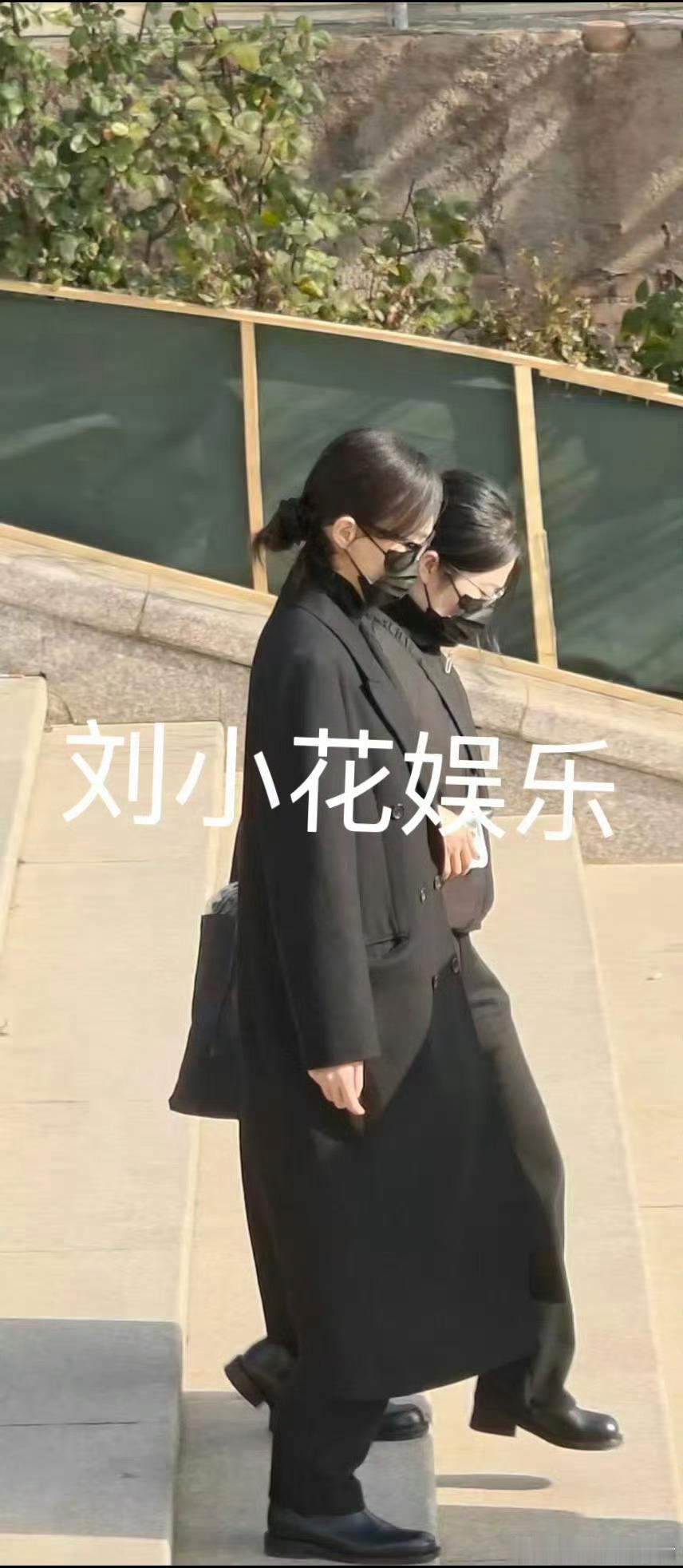 罗晋父亲在北京病逝，享年70岁。告别仪式上，唐嫣父亲以亲家身份低调入场，身着黑衣