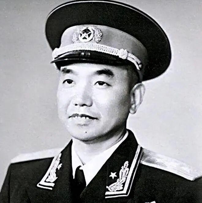 萧克是八路军师长中唯一一个没有授元帅衔的，甚至连大将也不是，多少有些高开低走。