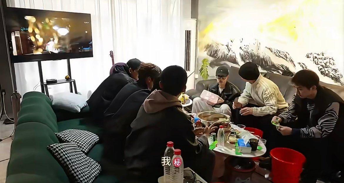 明月录剧组为成何体统打call明月录剧组提桶吃火锅 双向奔赴的剧组情谊太戳了！《