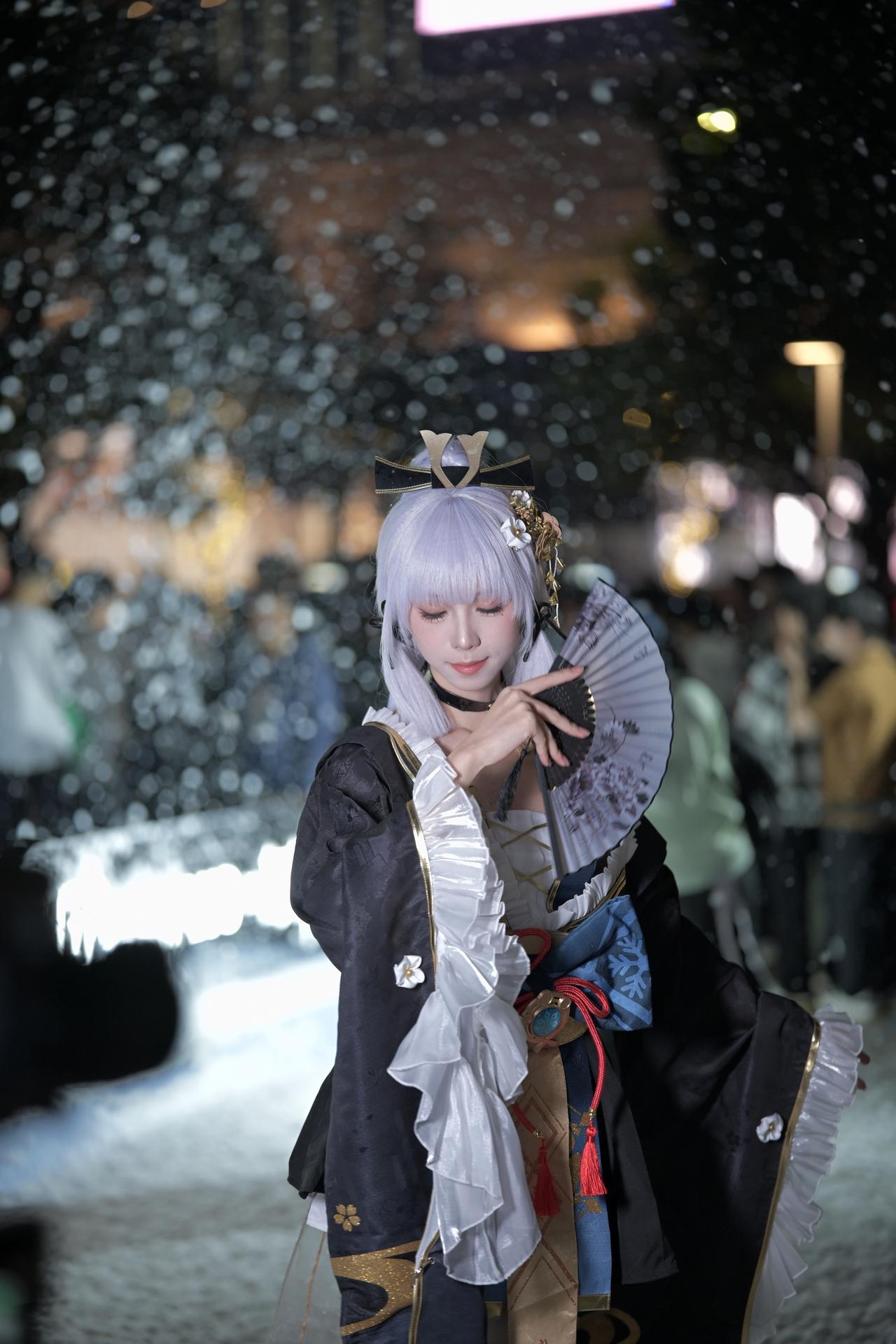 梦幻古风少女，手持团扇，夜色中翩翩起舞