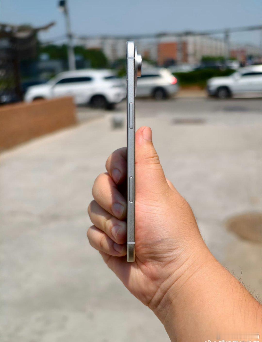 余承东回应三折叠新形态讨论iPhone 17 Air，5.64mm厚度，用户评价