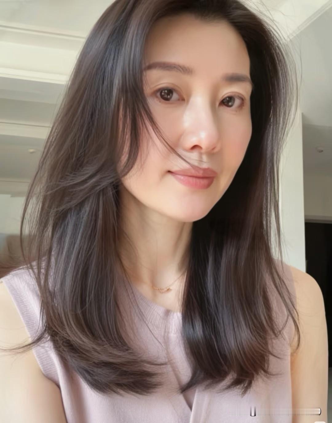 成年人最大的通透：
不解释、不纠缠、不期待。
 
你慢慢放下的，是人、是事、还是