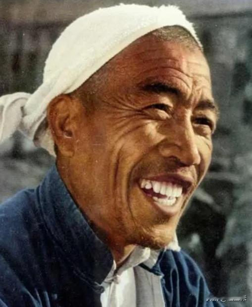 1980年，农民陈永贵主动辞去国务院副总理的职位。而当陈永贵向华老辞别时，忍不住