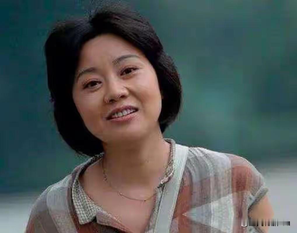 闫妮的女儿和闫妮长相挺像的，年轻的时候显老气，就是所谓的大妈气质吧！但是年龄大了