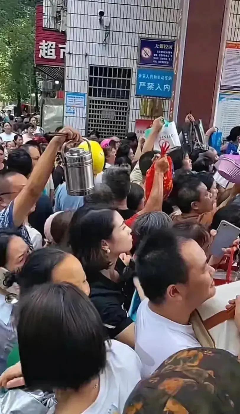 想不明白预制菜为什么要进入校园 ?
那些体制内的食堂为什么不用呢？不知道那些校领