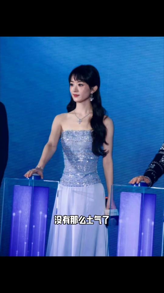 三大85花时尚穿搭造型盘点。
·杨幂这条高领口大红色的裙子对身材的要求是极其高的