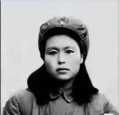 1945年，被敌人扒光衣服浑身赤裸的扔进军犬场的姑娘，面对5条饿了几天的狼狗的疯