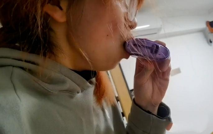 哮喘为什么要坚持用药？很多哮喘患者认为症状消失就可以不用药了，这属于错误观念。其