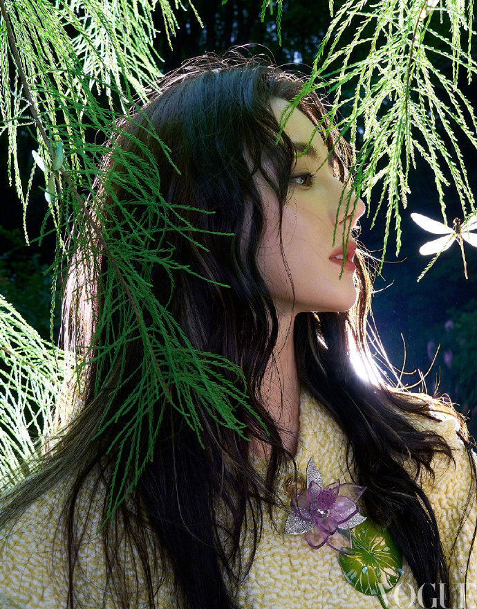 迪丽热巴神级美貌迪丽热巴草木精灵迪丽热巴VOGUE八月单人双封预告⬇️此女又来展