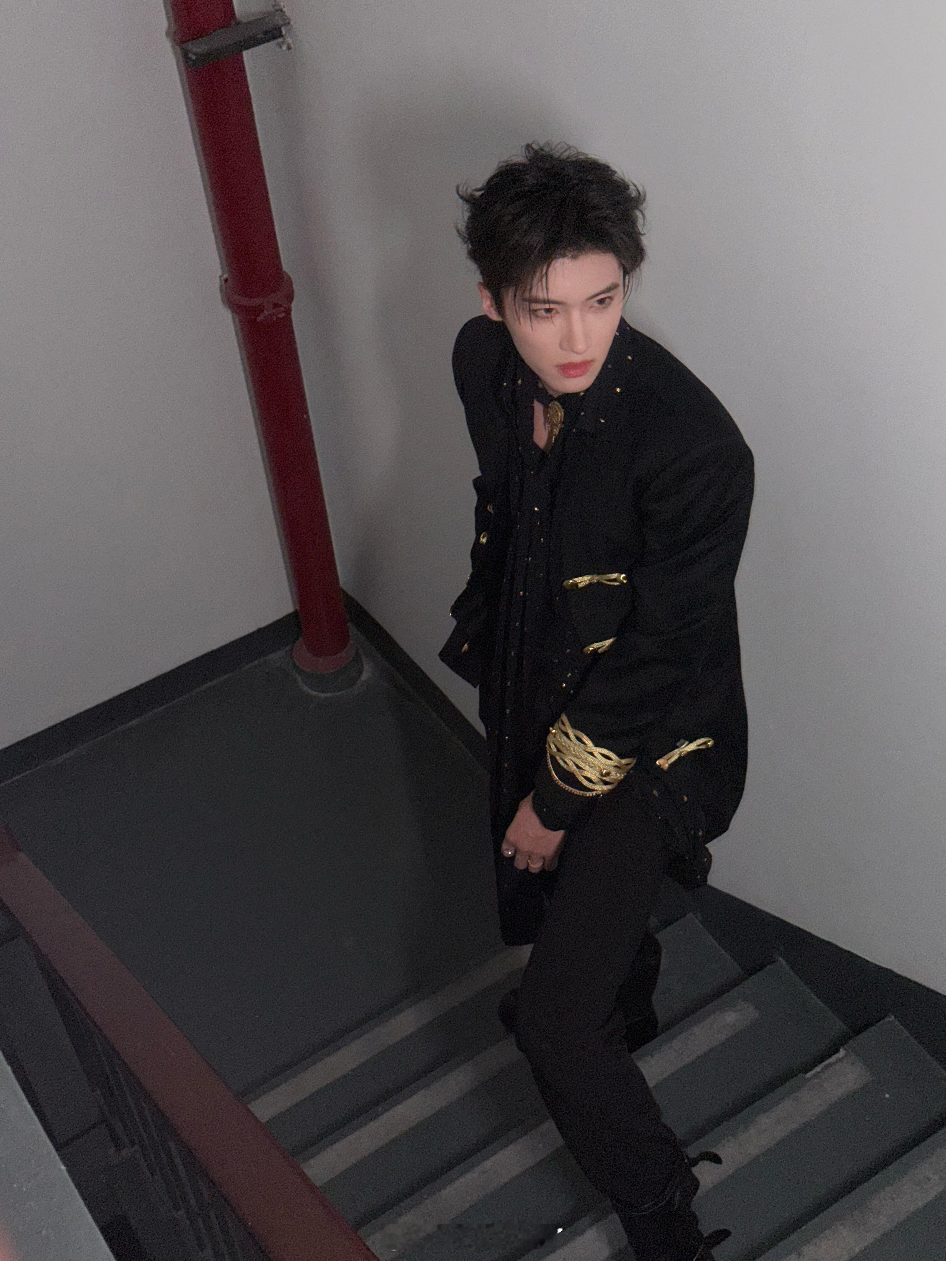 闫桉除夕营业，那张脸在就是风景！新的一年越来越好哟🫰 