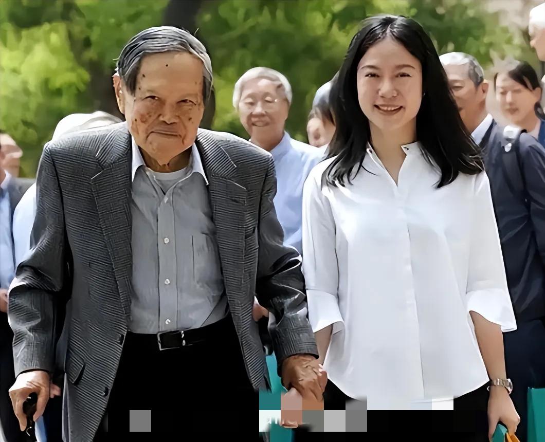翁帆深情回忆说，杨先生喜欢走路，曾经在记者采访时，杨先生就说从60多岁就常常走路
