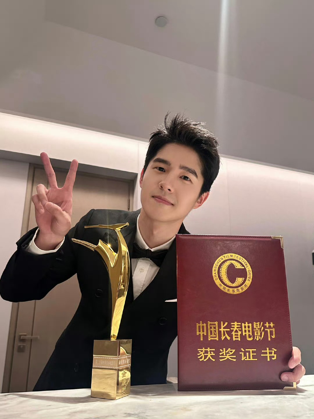 刘昊然金鹿奖影帝 必须承认，刘昊然的演技确实很优秀，解密和南京照相馆里的表演都非