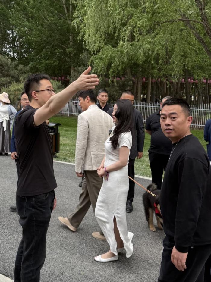 46岁霍思燕和老公杜江在北京一起外出遛狗，她穿着一身旗袍，留着一头妩媚的长卷发，