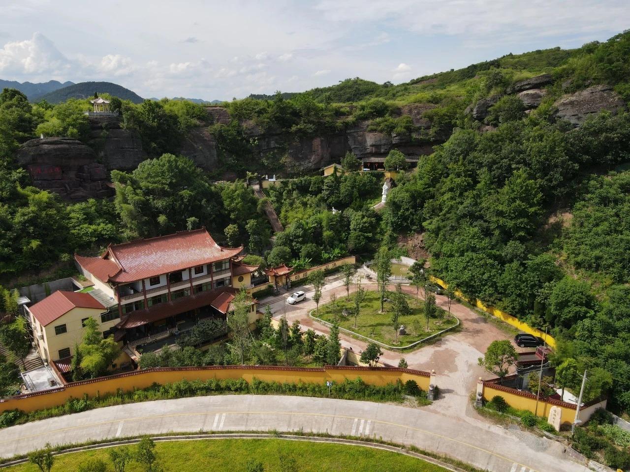 灵顺禅寺：藏风聚气的仙踪福地 

灵者汇天地灵气，顺则蕴吉祥顺遂。白马镇霞岩村的