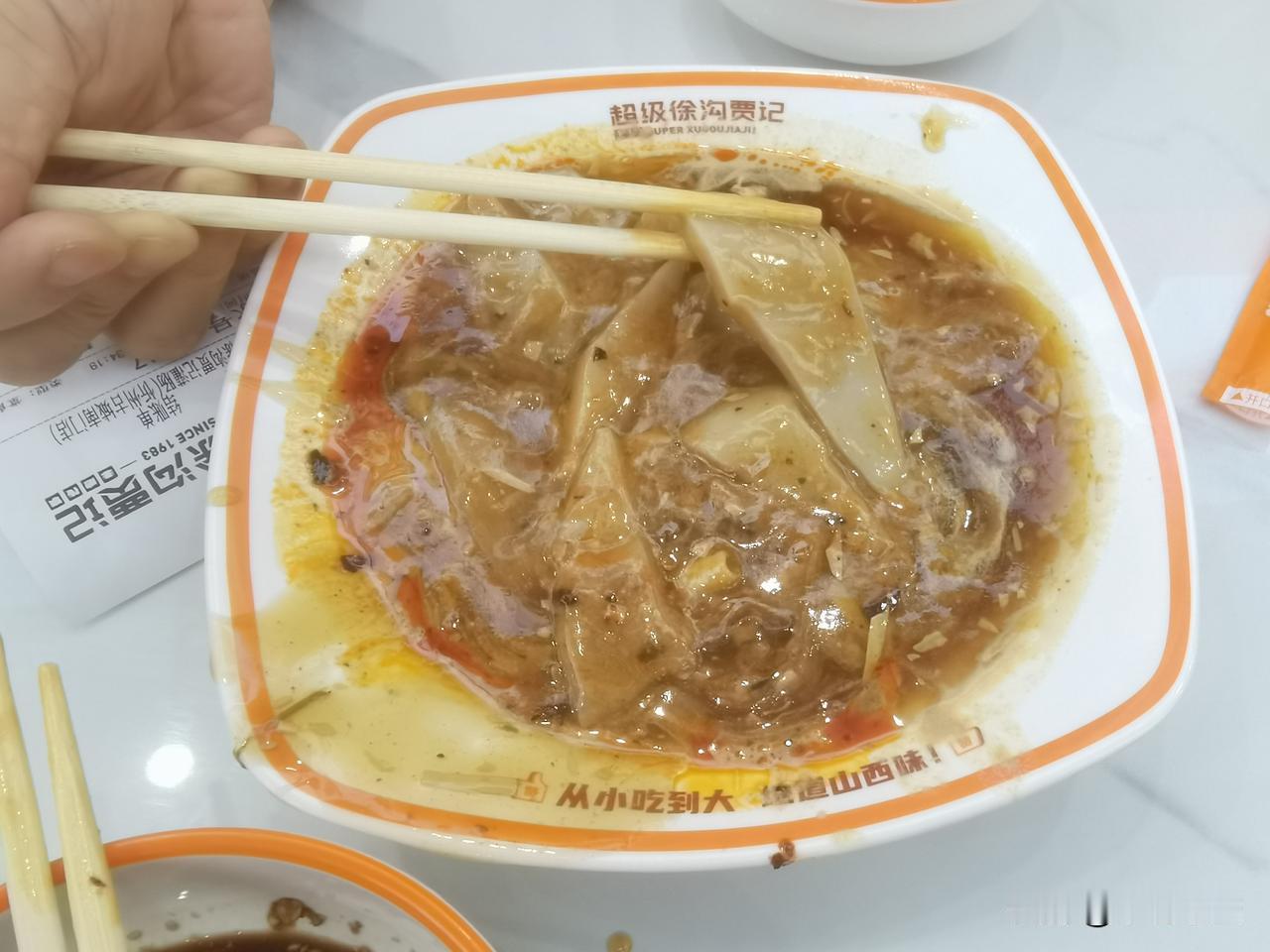 忻州美食琳琅满目，任你一个月内三餐不重样。游客如织，为品尝美食排起了长龙。各种凉