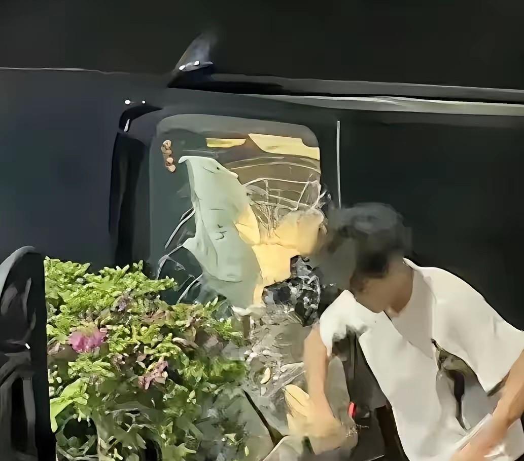 “全网破防！”广东汕头凌晨三点空荡荡的街头，一名年仅18岁的少年，凭着一腔赤诚与