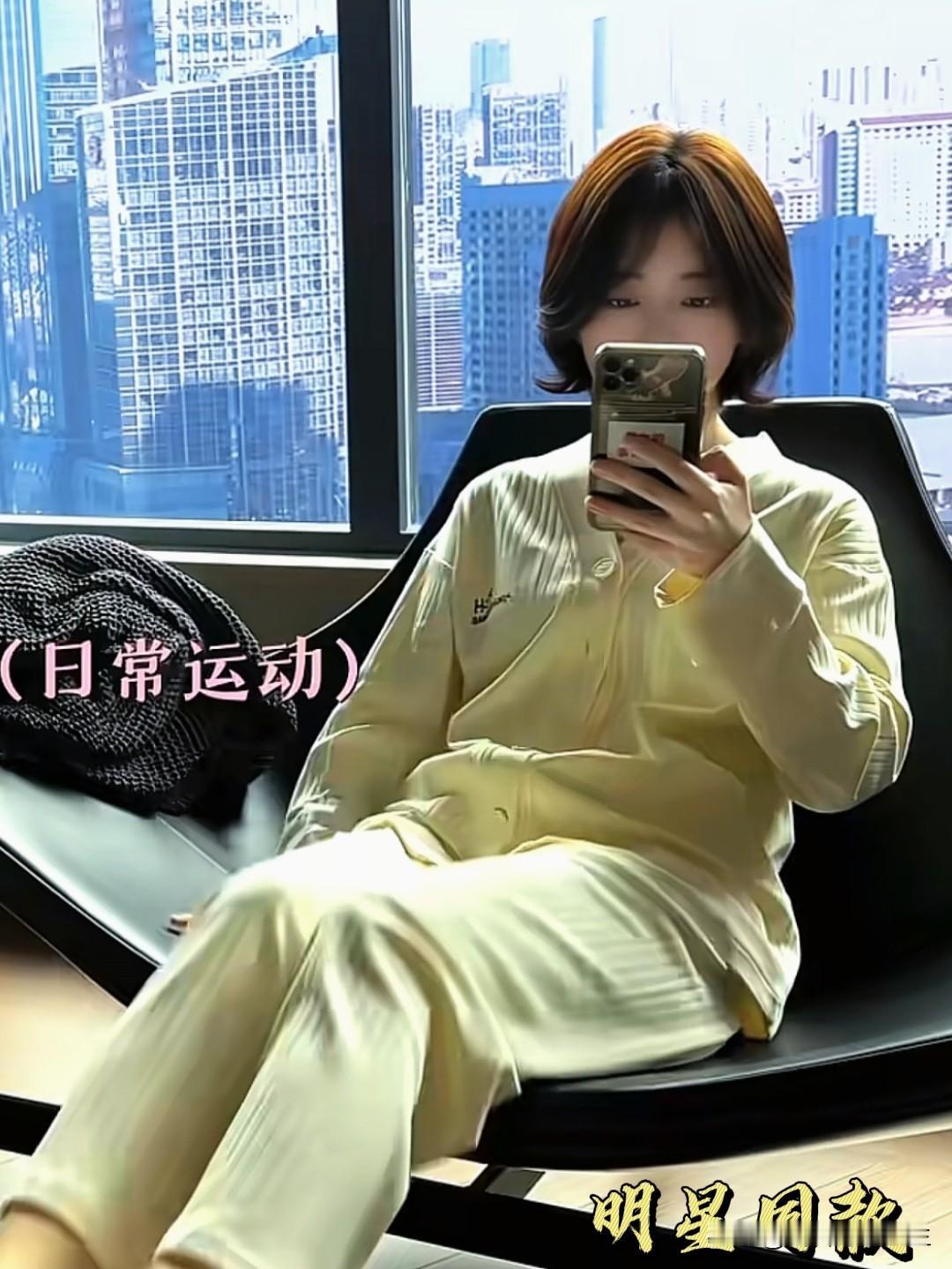 谭松韵的日常运动风，总是把舒适与时髦拿捏得刚刚好！宽松卫衣配运动leggings